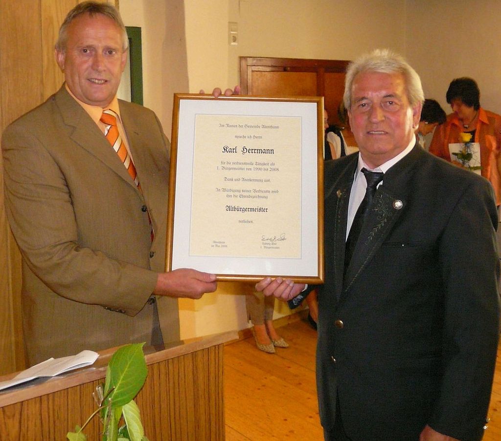 Altbürgermeister Karl Herrmann (rechts) bei der Verleihung der Ernennungsurkunde